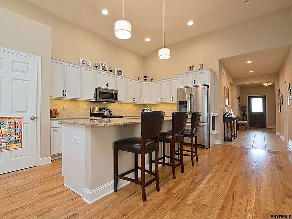 4th image of 33 Buckingham Ln