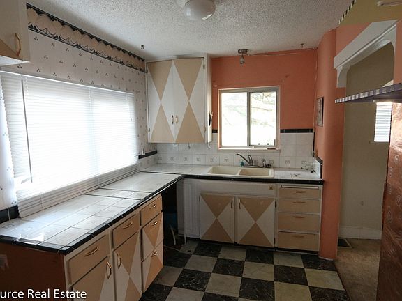 5th image of 1041 E Bryan Ave