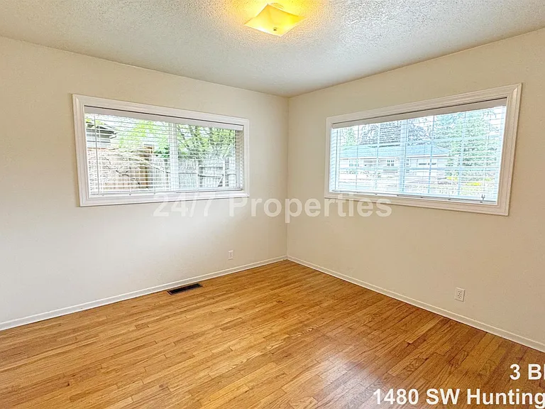 1480 SW Huntington Ave — Photo 9