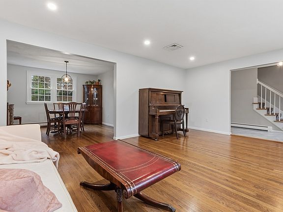 5th image of 14 Fox Hill Rd