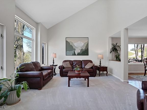 5th image of 17 Red Oak Dr