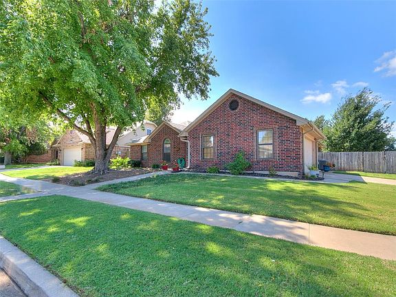 3rd image of 18325 English Oak Ln