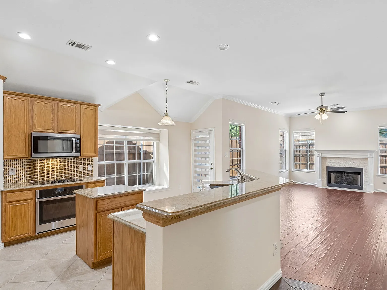 3 bed, 2014 sqft, $3,150 — Photo 3