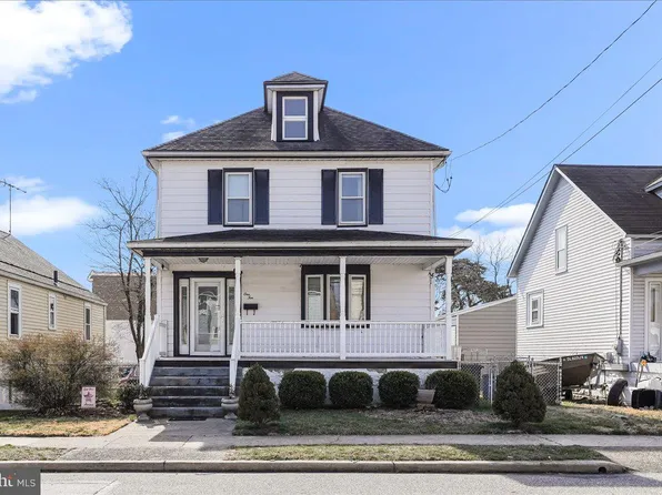 110 S 3rd St, Essington, PA 19029