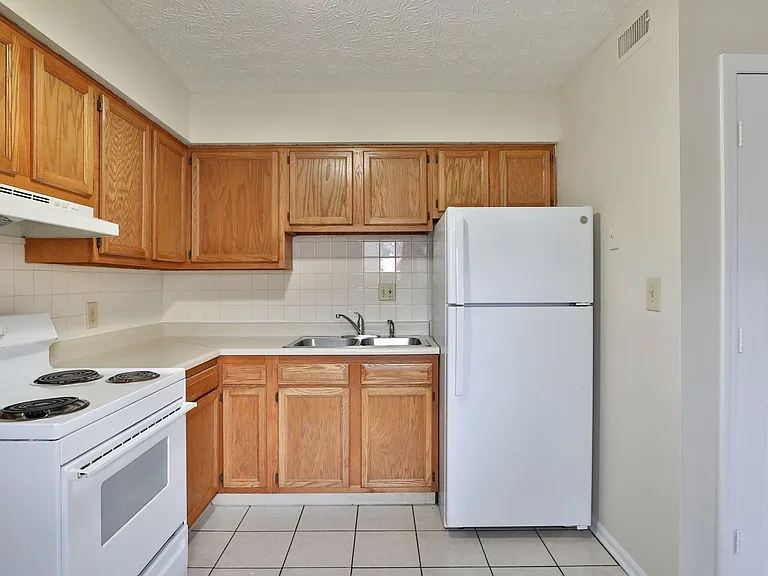 450 E Norwich Ave — Photo 7