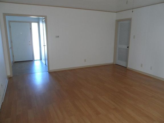 2nd image of 905 Effie St