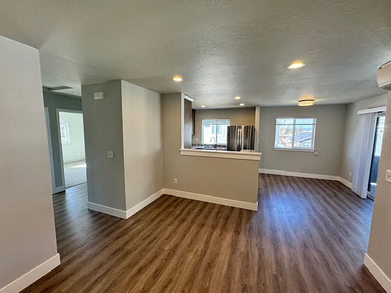 405-415 E Rapp Rd — Photo 6