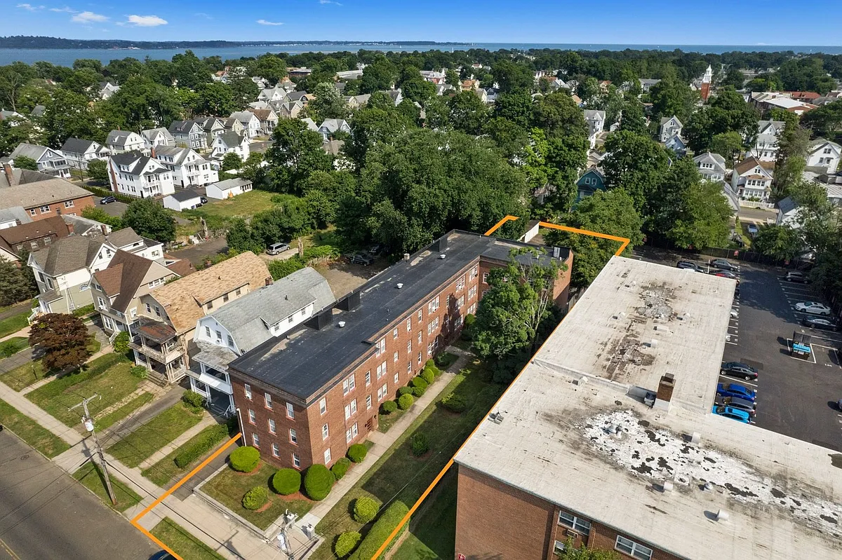 Building Photo - 182 Elm St