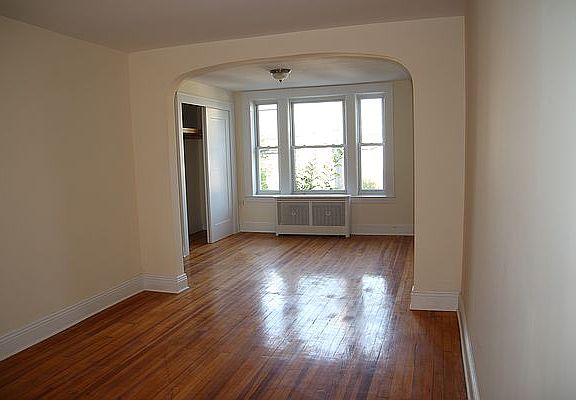 4th image of 2828 47th St #2L