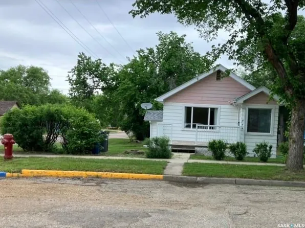 230 6TH AVENUE W, Assiniboia, SK S0H 0B0