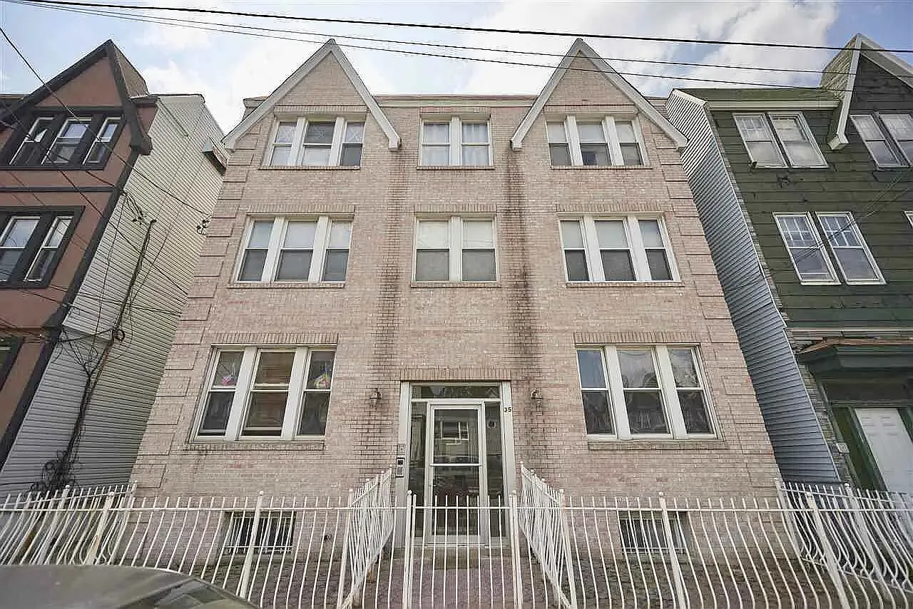 2 bed, 877 sqft, $2,100 — Photo 1
