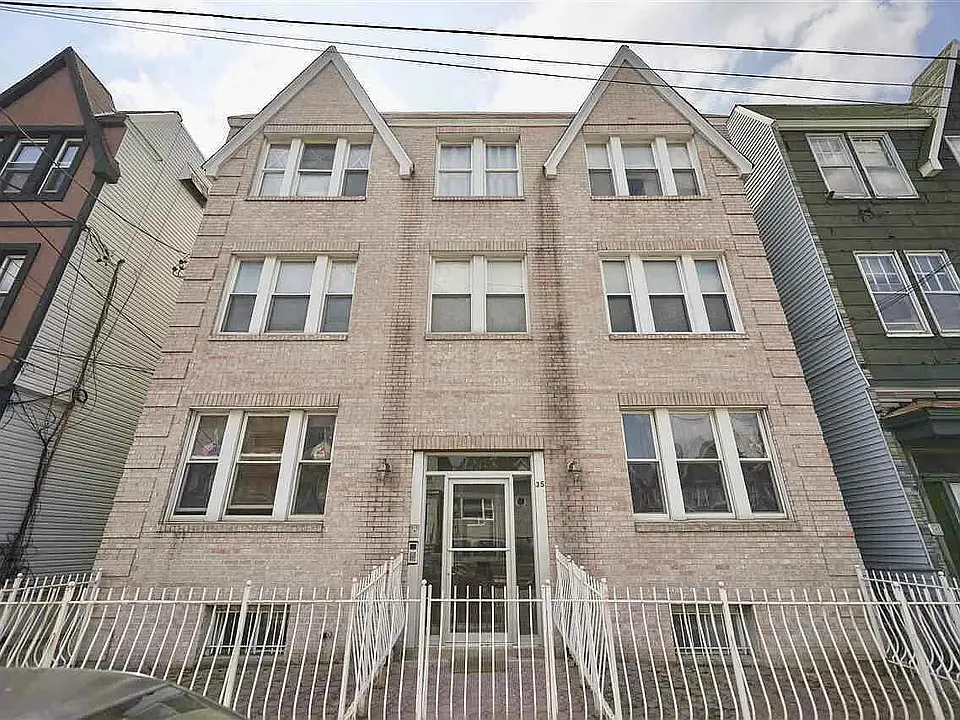 35 Long St #2R