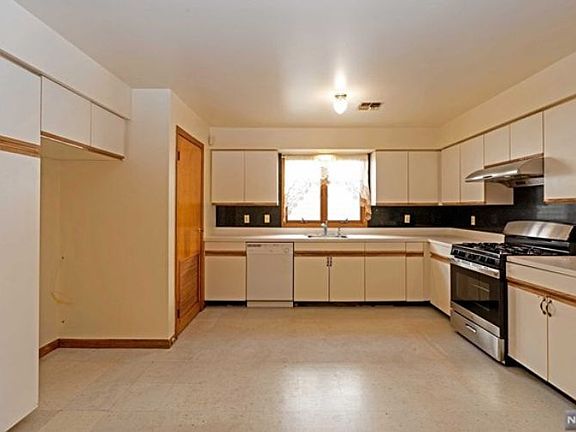 3rd image of 81 Saint Francis St Floor 2