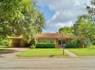 111 Glendale Ln, Luling, TX 78648