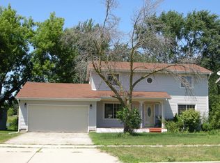 930 Hillcrest Blvd, Hoffman Estates, IL 60169
