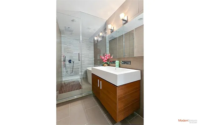 Sold by Modern Spaces | media 25