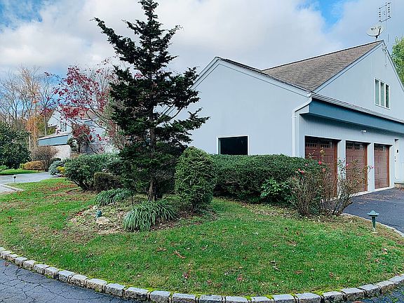 3rd image of 7 Summerwind Dr