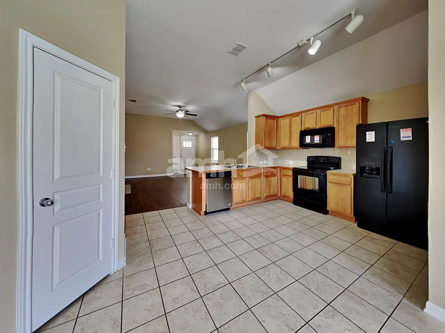 3 bed, 2.0 bath, 1801 sqft, $2,460 — Photo 3