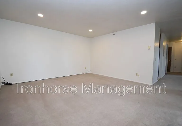 813 W Villard St #76 — Photo 2