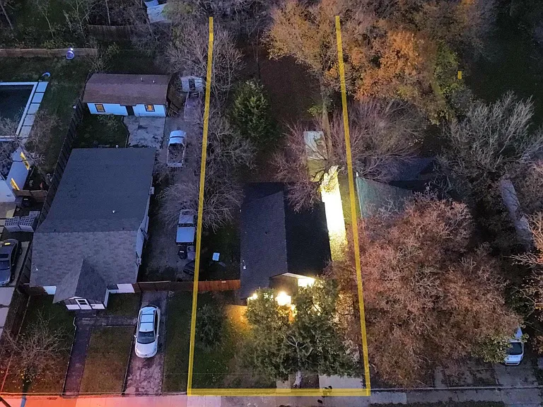 1323 Claude St — Photo 11