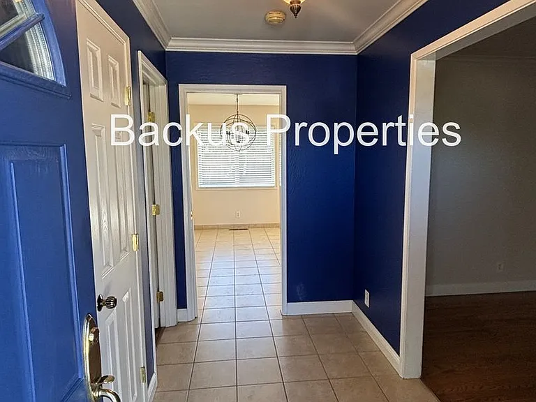 211 Chaucer Dr — Photo 5