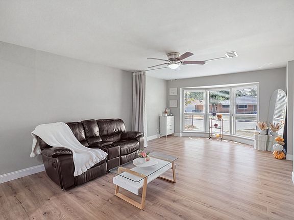 4th image of 9255 Palisade Dr
