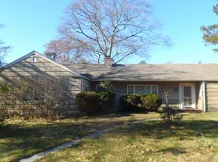 90 Saint Marks Ln, Islip, NY 11751