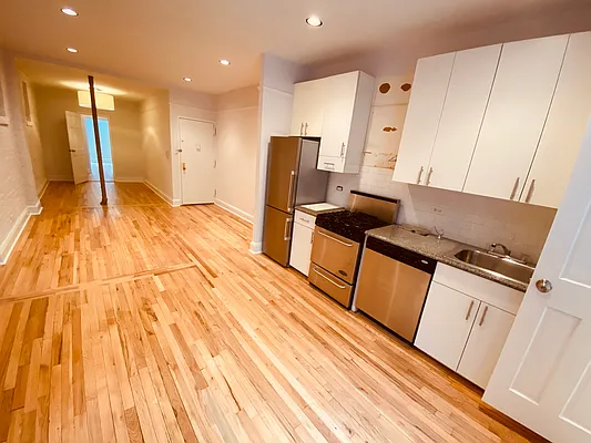 Rented by Metropolis Real Estate of Manhattan | media 2