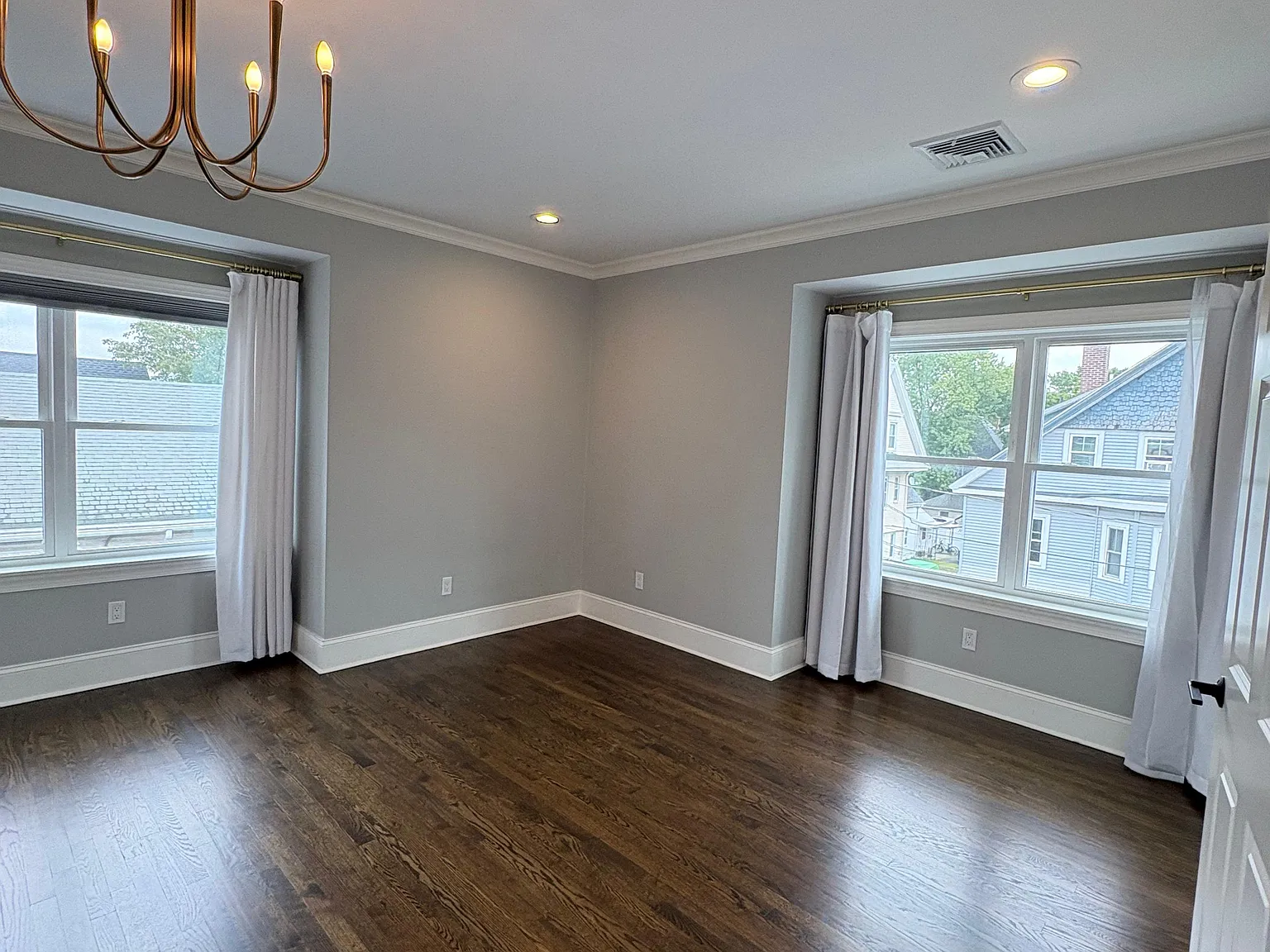 3 bed, 1200 sqft, $3,500 — Photo 2