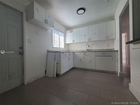 4th image of 116 NW 28th Ave #1