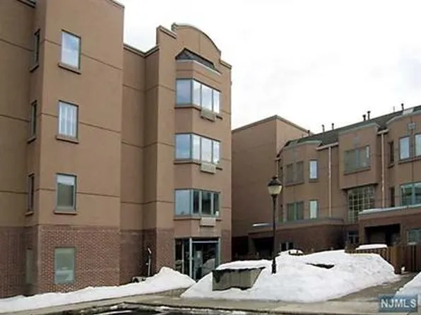 304 Thornton Ct, Edgewater, NJ 07020