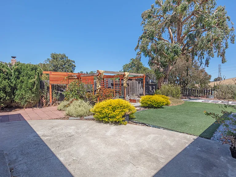2225 Mount Whitney Dr — Photo 21