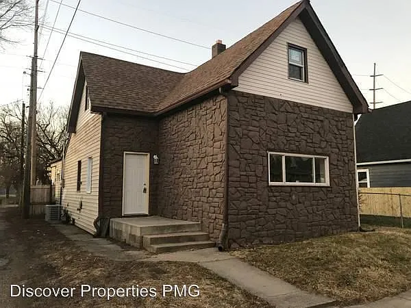 271 E Caven St photo 1