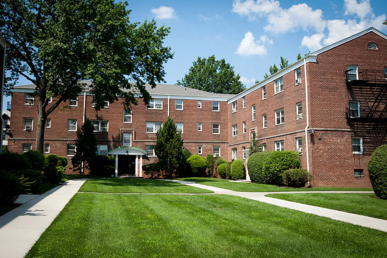 Lexington Garden Apartment — Photo 1