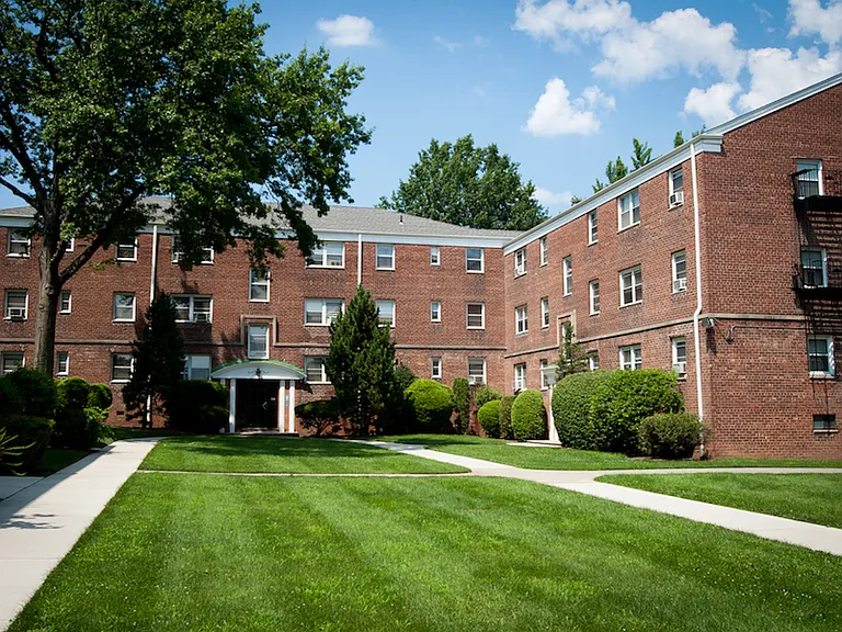 Lexington Garden Apartment — Photo 1