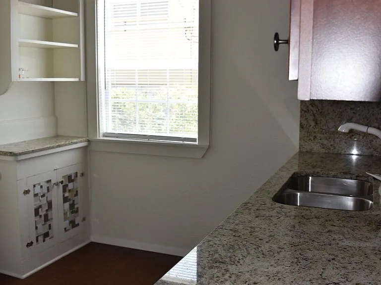1402 N Austin St — Photo 7