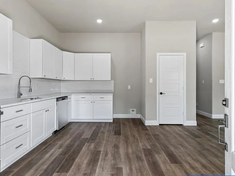 928 Colorado River Dr — Photo 8