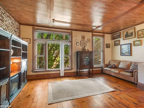 3rd image of 1414 N Maplewood Ave