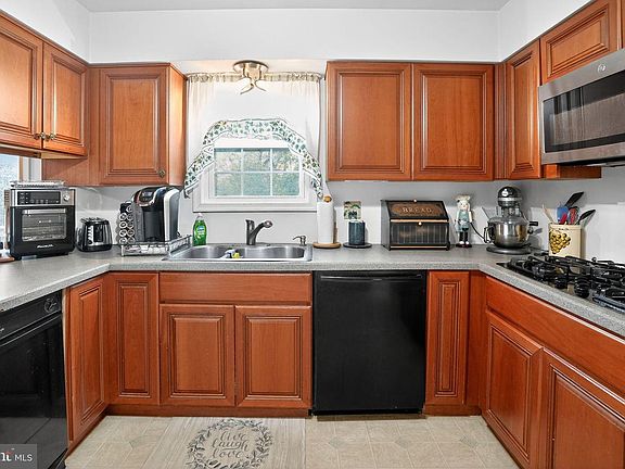 5th image of 386 Loomis Ave