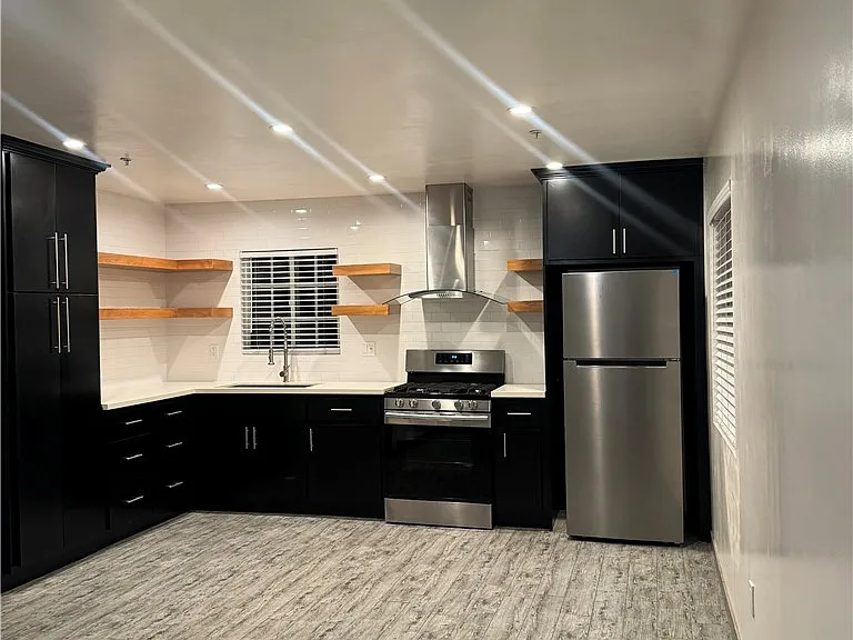 554 W 93rd St — Photo 8