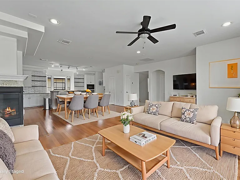 2402 Calumet St #D — Photo 4