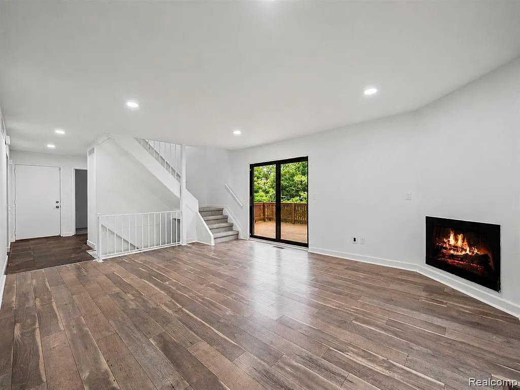 3 bed, 2.0 bath, 2245 sqft, $2,599 — Photo 3