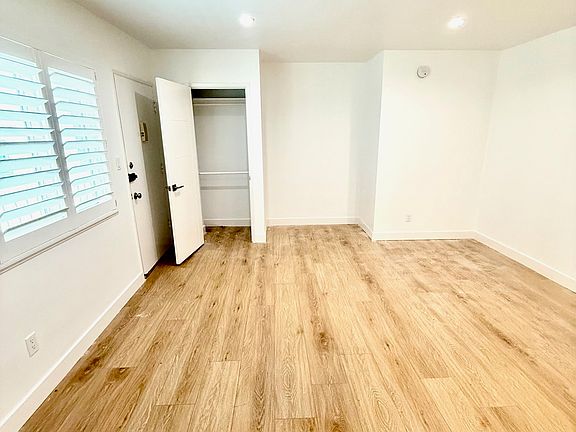 5th image of 11748 Mayfield Ave #6