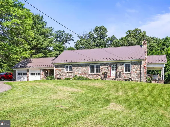1974 Meadow Ln, Spring Grove, PA 17362