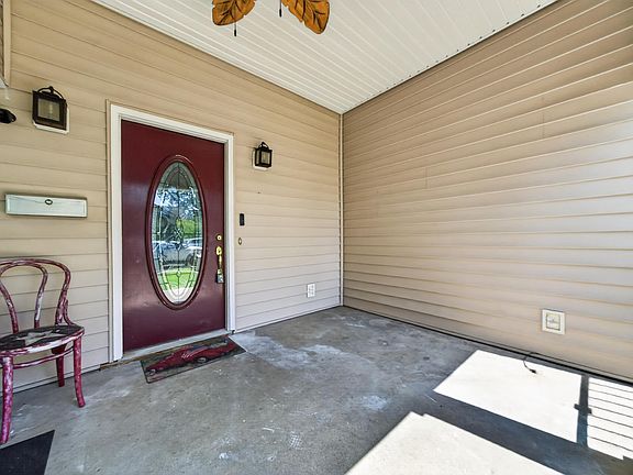 4th image of 718 W Nelson St