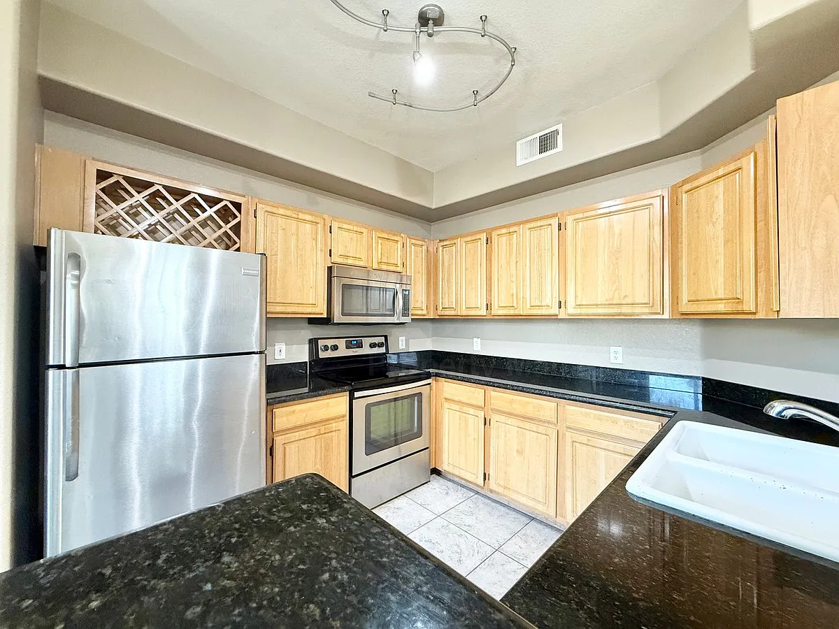 3 bed, 2.0 bath, 1215 sqft, $1,795 — Photo 3