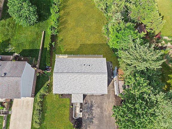 3rd image of 10070 Firethorn Dr