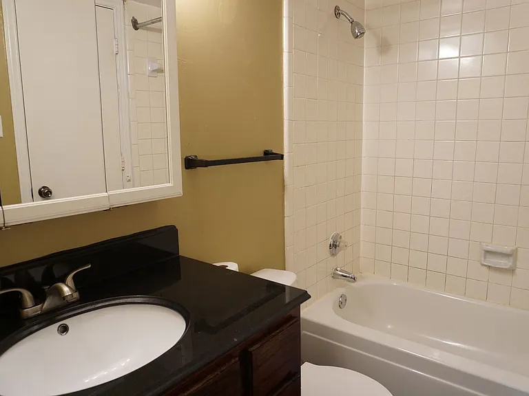 1827 Abshire Ln — Photo 15