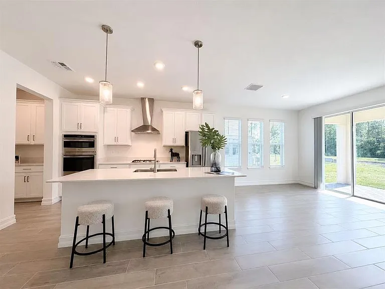 1307 Broward Dr — Photo 4