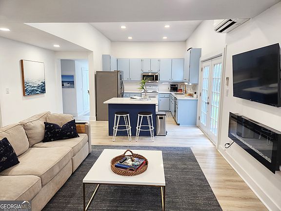 5th image of 206 E Weed St